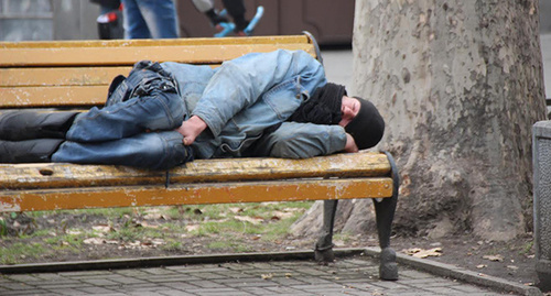 Бездомный спит на скамейке во Владикавказе.  Фото Ахмеда Альдебирова для "Кавказского узла"