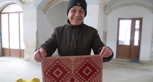 Армянка из Сирии Анжель Карапетян, проживающая в Степанакерте с 2008 года, представила свое рукоделье. Фото Алвард Григорян для "Кавказского узла"