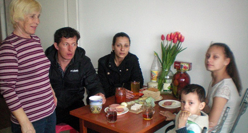 Семья Савельевых на кухне коттеджа. Фото Алексея Савельева