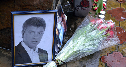 На памятнике жертвам политических репрессий  были установлены фото Бориса Немцова, Сочи, 1 марта 2015. Фото Светланыв Кравченко для "Кавказского узла"