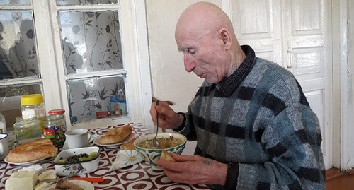 Полностью ослепший 80-летний беженец из Баку Микаел Маилян. Фото Алвард Гриорян для "Кавказского узла"