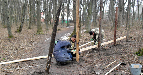 Строители возводят забор вокруг участка в Таманском лесу. Ставрополь, 2 марта 2015 г. Фото Вячеслава Маркина