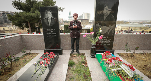 У могил Эльмар и Сабира Гусейновых. 02.05.15 Фото Азиза каримова для "Кавказского узла"