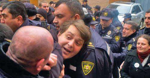 Сотрудники полиции задерживают Ладо Садгобелашвили. Тбилиси, 13 января 2015 г. Фото Беслана Кмузова для "Кавказского узла"