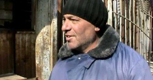 Дживан Симонян, торговец на рынке, во время блиц-опроса. Гюмри, март 2015 г. Кадр из видео "Кавказского узла"