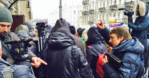 Представители СМИ возле входа в Басманный суд Москвы. 8 марта 2015 г. Фото корреспондента "Кавказского узла"