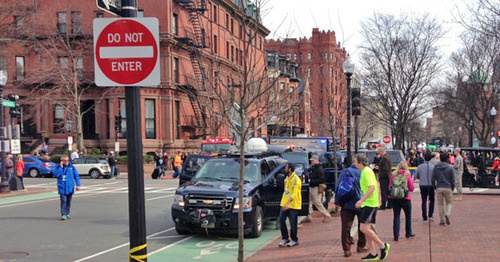 Отряд службы по борьбе с биологической угрозой неподалёку от места взрыва. Бостон, 15 апреля 2015 г. Фото: User:Ashstar01 