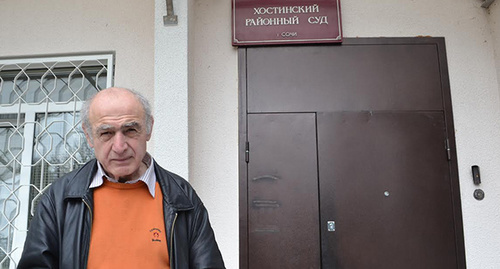 Пантио Узарашвили в суде сдает жалобу. Фото Светланы Кравченко для "Кавказского узла"
