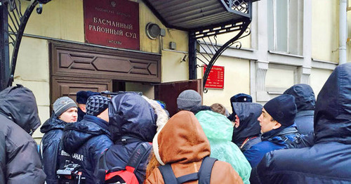 Представители СМИ перед входом в Басманный районный суд Москвы. 8 марта 2015 г. Фото корреспондента "Кавказского узла"