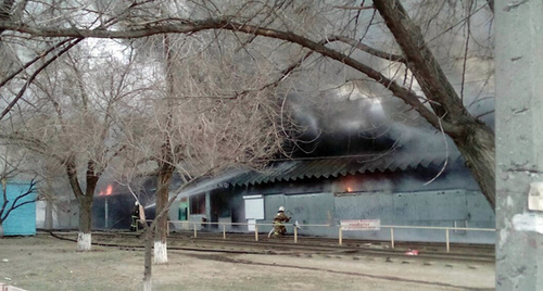 Тушение пожара на рынке "Северный" в Волгограде. Фото: http://www.34.mchs.gov.ru/upload/site31/document_images/rrg6C1n8XG-800x600.jpg