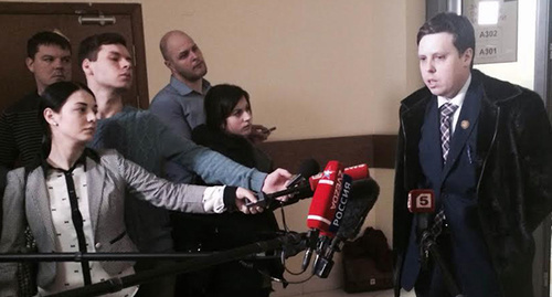 Адвокат Волкова Денис Зацепин после процесса общается с журналистами. Фото Юлии Буславской для "Кавказского узла"