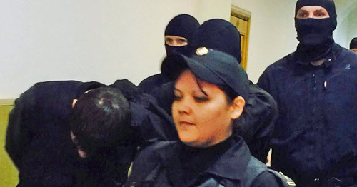 Обвиняемого Заура Дадаева ведут по коридору Басманного суда. Фото корреспондента "Кавказского узла"