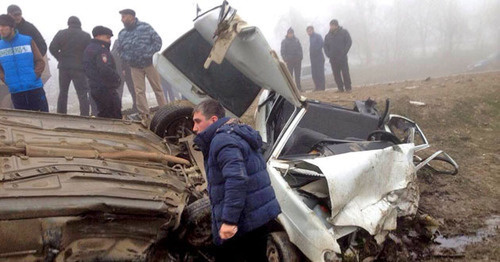 Авария на дороге Кадыркент – Сергокала в Дагестане. 1 апреля 2015 г. Фото предоставлено пресс-службой МЧС