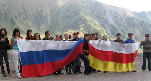 Флаги России и Южной Осетии. Фото: http://rusila.su/wp-content/uploads/2014/11/8739_big.jpg