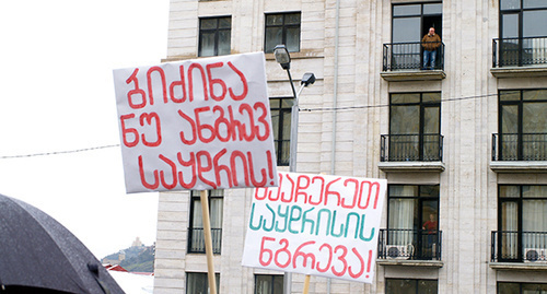 На митинге в Тбилиси 30 марта 2015 года. Лозунги: "Бидзина! Не разрушай Сакдриси", "Сохраним Сакдриси от разрушения" на фоне жилого дома напротив Госканцелярии. Фото Беслана Кмузова