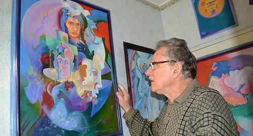 А.Самохин около своей картины. Фото Светланы Кравченко для "Кавказского узла"