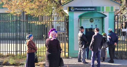 Очередь в банкомат "Россельхозбанка". Фото Ахмеда Альдебирова для "Кавказского узла" 