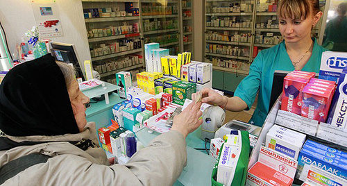 Покупка лекарств. Фото: http://bloknot-volgograd.ru/news/v-volgograde-i-oblasti-apteki-nezakonno-zavyshayut-590349