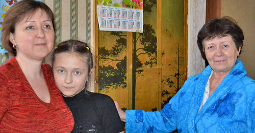 Семья Ткачевых (слева направо) Анна Ткачева, ее дочь и мама. Сочи, апрель 2015 г. Фото Светланы Кравченко для "Кавказского узла"