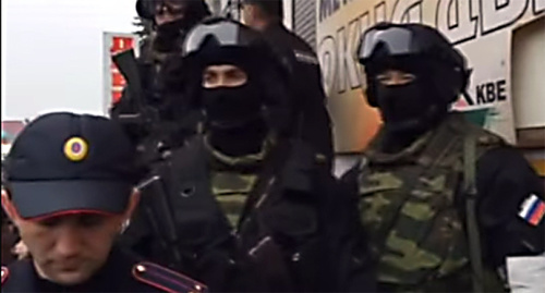 Сотрудники силовых структур блокируют магазин в Баксане. Фото: стоп-кадр видео "Кавказского узла"