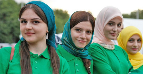 Ингушские девушки. Фото: Эдуард Корниенко, ЮГА.ру