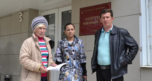 Семья Савельевых около здания суда. Фото Светланы Кравченко для "Кавказского узла"