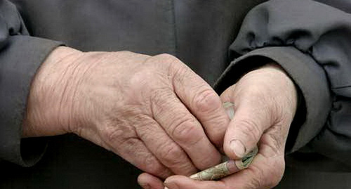 Руки пенсионерки. Фото: http://www.apsnypress.info/news/pensionerov-ozhidaet-sushchestvennaya-nadbavka-k-pensii/