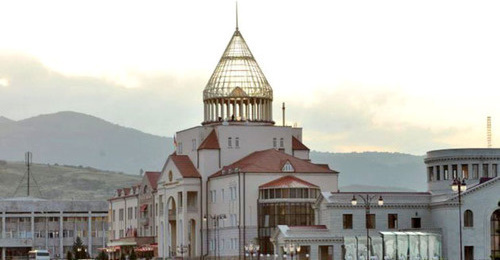 Здание Национального Собрания Нагорного Карабаха в Степанакерте. Фото: Karen Minasyan (RFE/RL)