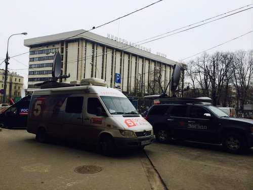 Машины СМИ возле здания Басманного суда. Фото корреспондента "Кавказского узла"