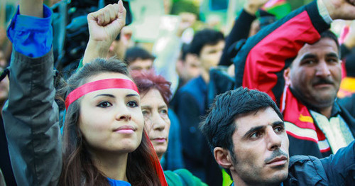 Наргиз Ягублу (слева) во время митинга оппозиции. Баку, февраль 2013 г.  Фото Азиза Каримова для "Кавказского узла"