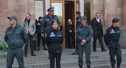 Сотрудники полиции в Ереване. Фото Армине Мартиросян для "Кавказского узла"