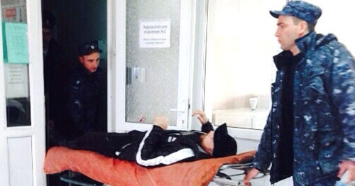Сотрудники полиции забирают Ислама Кубанова в следственный изолятор из стационара после операции. Фото: Галина Урусова