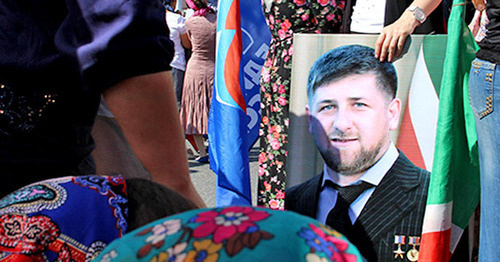Участница митинга в честь празднования дня Республики в Чечне держит в руках портрет Рамзана Кадырова. Грозный, 6 сентября 2015 г. Фото Магомеда Магомедова для "Кавказского узла"