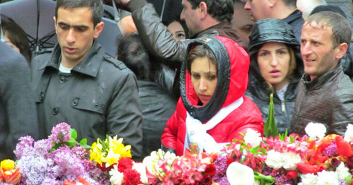 Люди возлагают цветы к мемориальному комплексу "Цицернакаберд". Ереван, 24 апреля 2015 г. Фото Тиграна Петросяна для "Кавказского узла"
