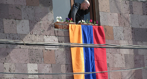 Люди выражали свою солидарность тем, кто поднимался к Цицернакаберду. Фото Армине Мартиросян для "Кавказского узла"