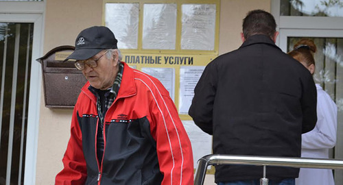 72-летний инвалид Виктор Диденко провел в дороге и в очередях 22 апреля около 12 часов, чтобы получить две справки. Фото Светланы Кравченко