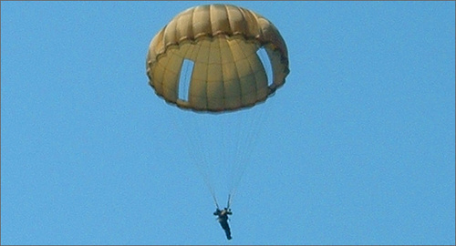 Парашютист. Фото: https://ru.wikipedia.org/wiki/%CF%E0%F0%E0%F8%FE%F2#/media/File:Ronde_parachute.png