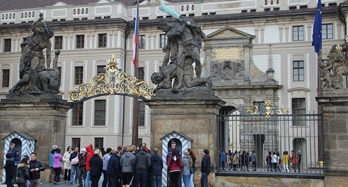 Вход в президентский дворец в правительственном квартале Праги. Фото Ахмеда Альдебирова для "Кавказского узла"