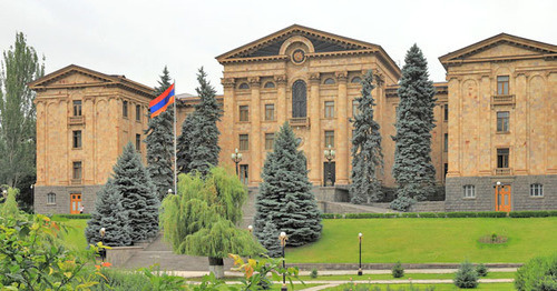 Здание Национального Собрания Республики Армения. Ереван. Фото: Hons084 / Wikimedia Commons https://ru.wikipedia.org/