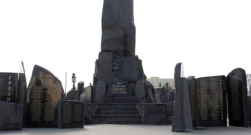 Мемориал погибшим сотрудникам полиции в центре Грозного. Фото Ахмеда Альдебирова для "Кавказского узла"