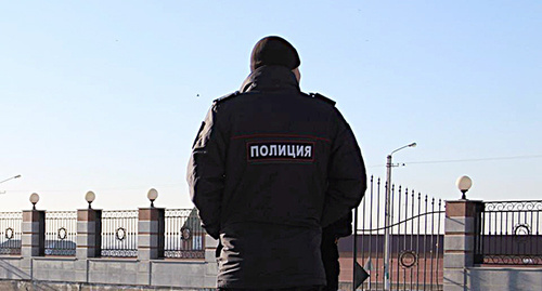 Сотрудник полиции. Фото Ахмеда Альдебирова для "Кавказского узла"