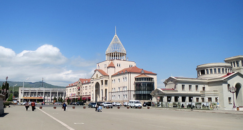 Национальное собрание Нагорного Карабаха находится напротив резиденции президента.  Фото Алвард Григорян