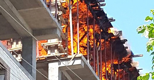 В Махачкале от пожара пострадал многоэтажный самострой. 19 мая 2015 г. Фото Бадрутдина Ихласова