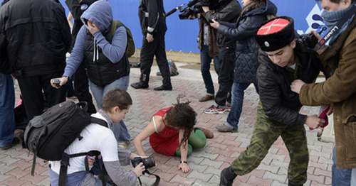 Потасовка между казаками и участницами Pussy Riot.
Фото: Михаил Мордасов / Югополис