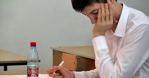 Выпускник школы во время сдачи ЕГЭ. Фото Магомеда Магомедова для "Кавказского узла"