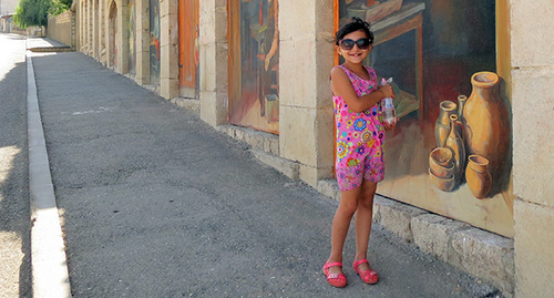 Девочка на улице Шуши, НКР. Фото Алвард Григорян для "Кавказского узла"
