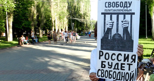 Плакат участника одиночного пикета. Волгоград, 31 мая 2015 г. Фото Татьяны Филимоновой для "Кавказского узла"