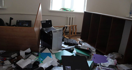 Перевернутая мебель в офисе Сводной мобильной группы Комитета против пыток. Грозный, 3 июня 2015 г.