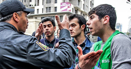 Сотрудник полиции разгоняет сторонников арестованных активистов Nida. Баку, 22 апреля 201 г. Фото Азиза Каримова для "Кавказского узла"