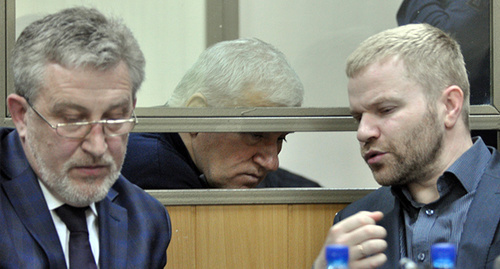 Адвокаты и подсудимый Саид Амиров (в центре) в зале суда, 20 мая 2015 год. Фото Олега Пчелова для "Кавказского узла"